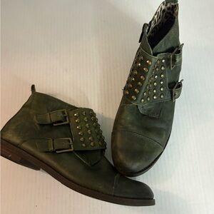 Lucky Brand L.K. Dosey Green Studded Low Wrap Around Buckle Ankle Boots size 8.5